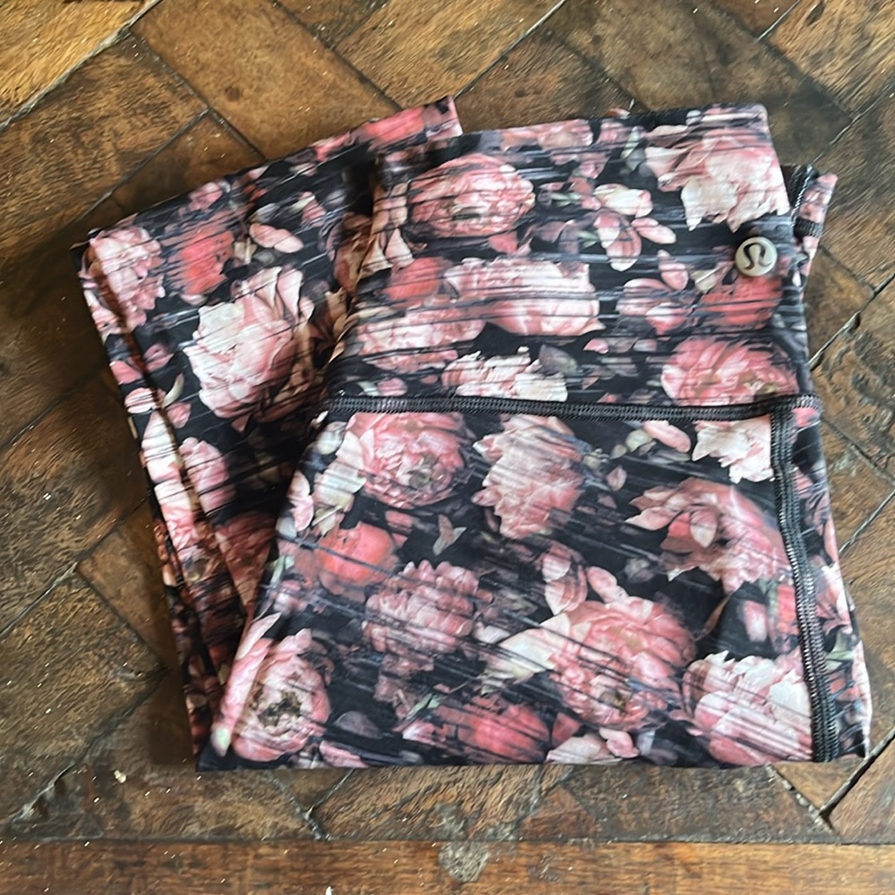 Lululemon Rose Floral Pink and Black Patterned Leggings Size 4💕